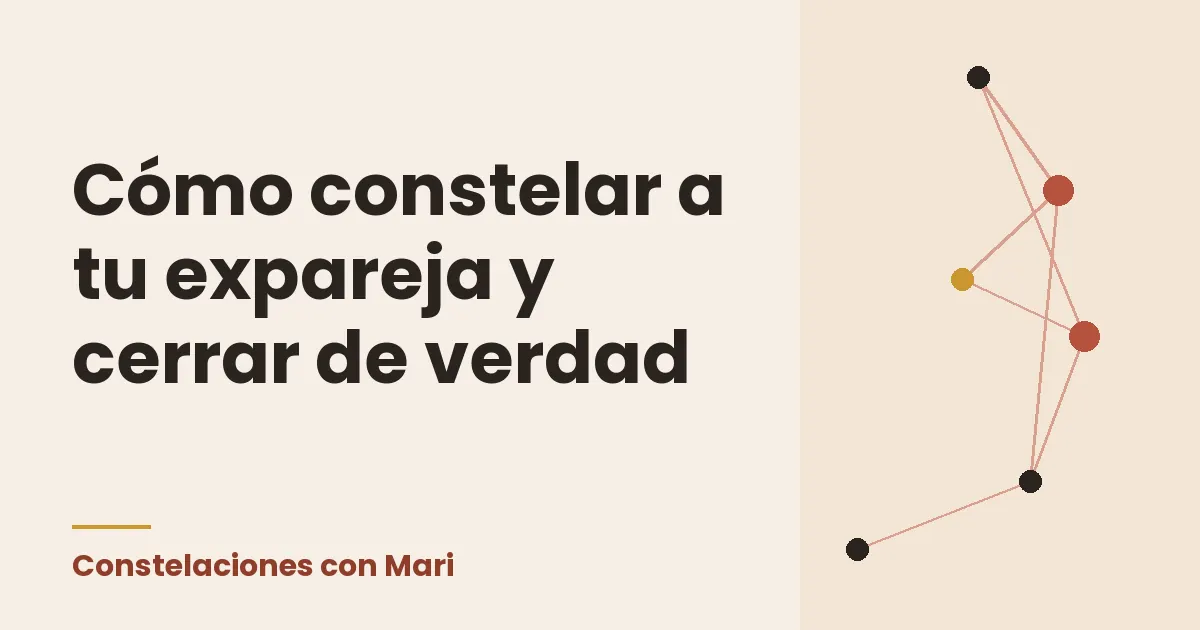 Dos sillas de madera en una sala vacía, una frente a la otra a varios pasos, y una de ellas un poco girada hacia la ventana