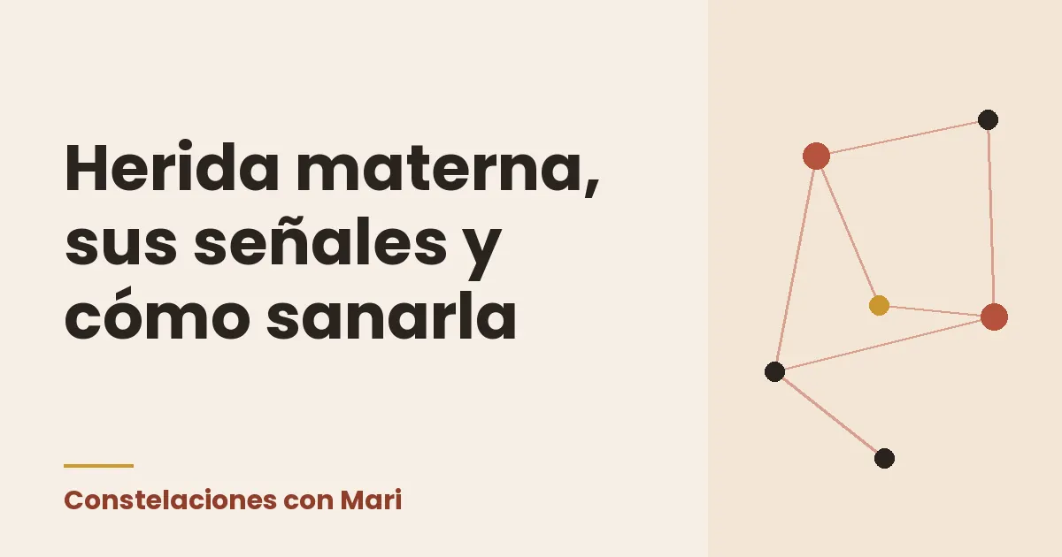 Una mujer adulta sentada a la mesa de la cocina escribe una carta a mano, con una foto vieja de una madre y su bebé apoyada contra una taza